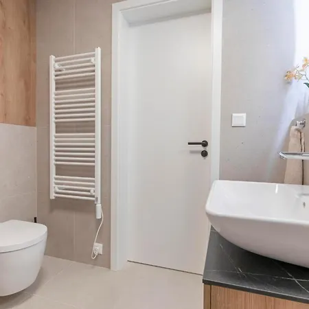 Metropolis Downtown With Balcony And Parking דירה