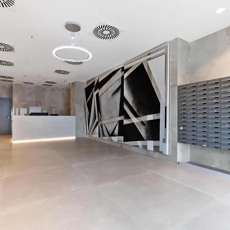 Metropolis Downtown With Balcony And Parking * ברטיסלאבה