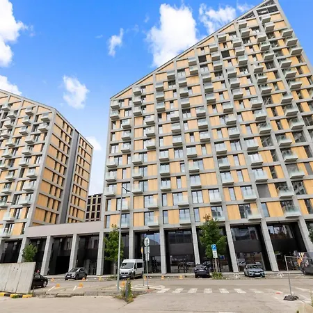 Metropolis Downtown With Balcony And Parking דירה