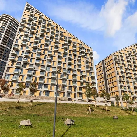 Metropolis Downtown With Balcony And Parking *